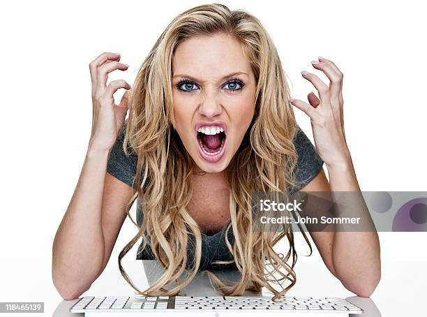 Angry 여자 컴퓨터를 사용 여자에 대한 스톡 사진 및 기타 이미지 - 여자, 분노, 한 명의 여자만