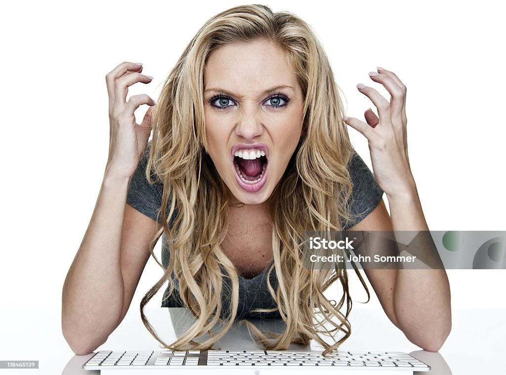Злая женщина с помощью компьютера - Стоковые фото Женщины роялти-фри