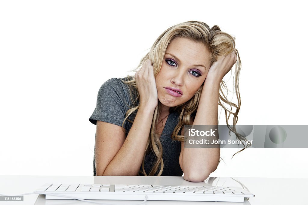 Недоволен женщина на компьютере - Стоковые фото 20-29 лет роялти-фри