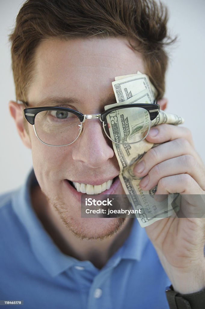 Feliz, inteligente, codiciosos Nerd mirando a la cámara, con dinero - Foto de stock de Adulto libre de derechos