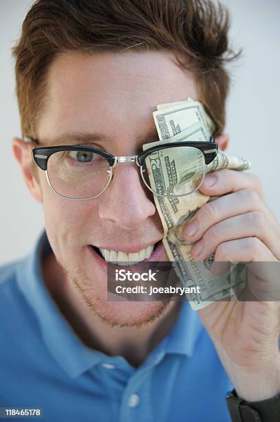 Foto de Feliz Gananciosos Nerd Inteligente Olhando Para A Câmera Segurando O Dinheiro e mais fotos de stock de Adulto