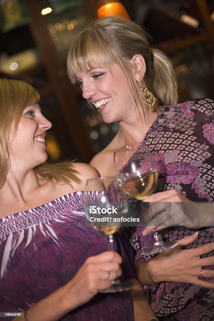 Copines appréciant un verre de vin blanc - Photo de Bar libre de droits