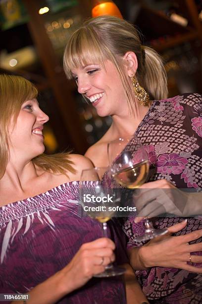 ガールフレンドながらガラスの白ワイン - デートのストックフォトや画像を多数ご用意 - デート, 同性愛者, 酒場