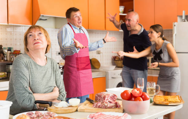 pelea familiar durante la cena de cocina - discusión fotografías e imágenes de stock