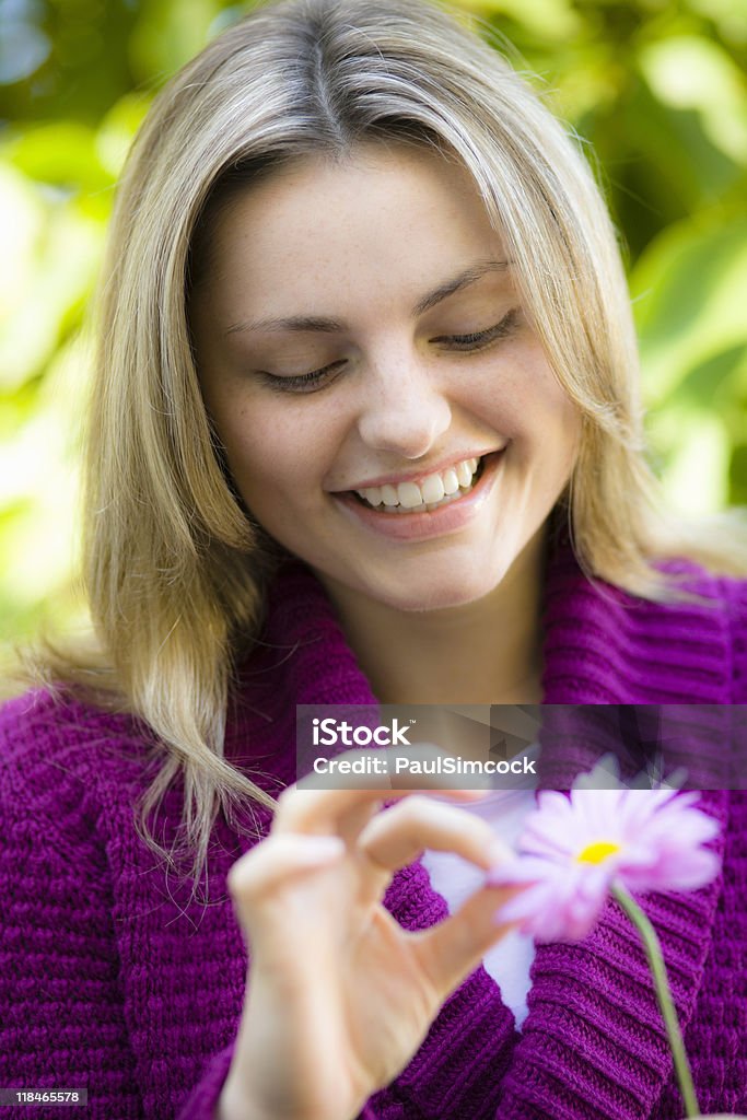 Teen Girl con flor - Foto de stock de 18-19 años libre de derechos