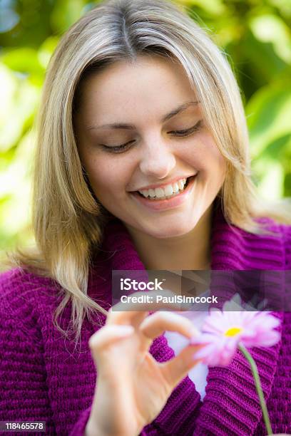 Teen Ragazza Con Fiore - Fotografie stock e altre immagini di 18-19 anni - 18-19 anni, Adolescente, Adolescenza