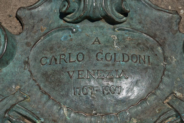 venedig, italien: gedenktafel des denkmals für carlo goldoni in venedig, campo s. bortolomio in der nähe der rialtobrücke - carlo goldoni stock-fotos und bilder