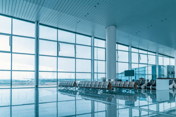 boş havaalanı terminalbekleme alanı - havaalanları stok fotoğraflar ve resimler