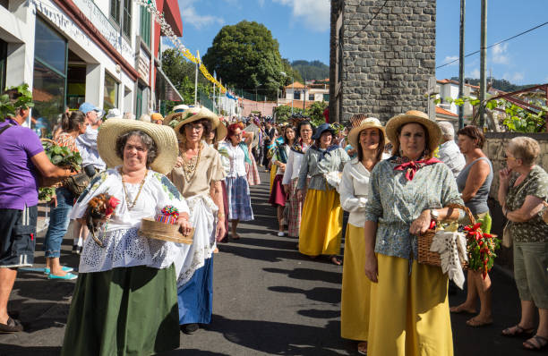 femmes portant dans les coutumes traditionnelles au festival de vin de madère à estreito de camara de lobos, madère, portugal. - madeira portugal vineyard traditional culture photos et images de collection