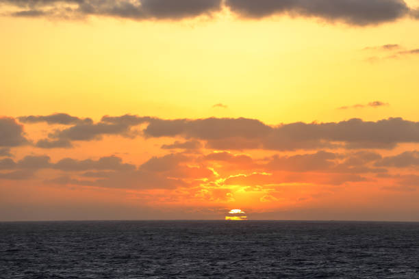 istock Sunset in the middle of the pacific ocean 1184674324