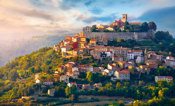 античный город мотовун хорватия истрия. живописная панорама - town village panoramic green стоковые фото и изображения