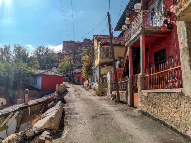 strada con antiche capanne vicino al castello di ankara in una giornata di sole autunnale - shack hut old obsolete foto e immagini stock