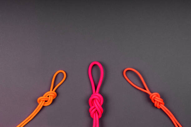 배경에 밧줄과 매듭. - tied knot rope three objects string 뉴스 사진 이미지