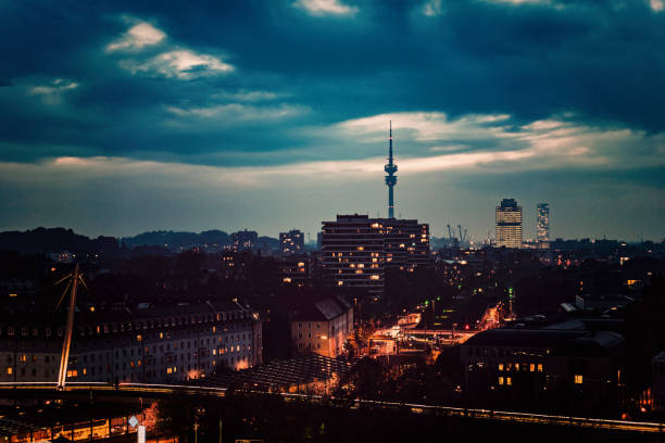 monachium w: twilight hour - munich germany city panoramic zdjęcia i obrazy z banku zdjęć