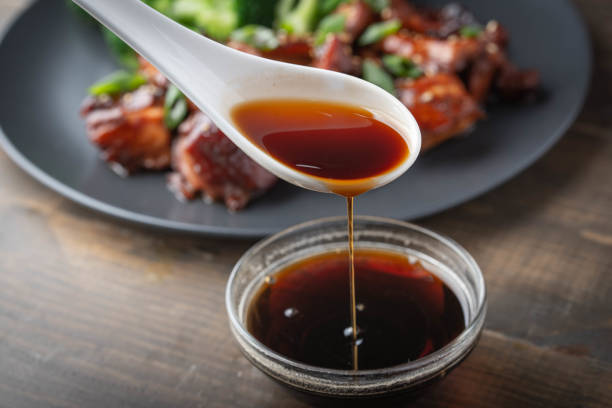 imagen de salsa teriyaki con pollo y brócoli - salsas aderezo fotografías e imágenes de stock