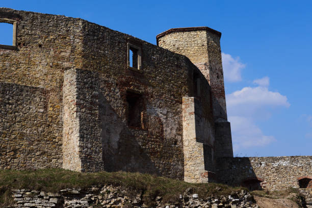 eine burg, die formal castellans beherbergt, die die burg im dreizehnten jahrhundert aufgezogen haben - louisbourg stock-fotos und bilder