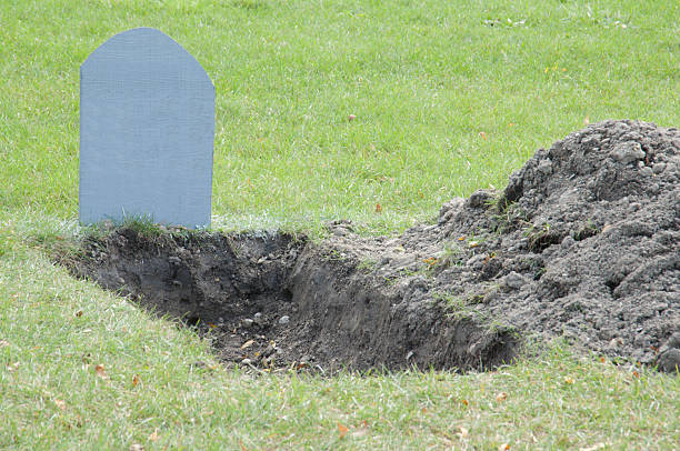 Halloween joke perhaps Shallow open grave with blank tombstone shallow stock pictures, royalty-free photos & images