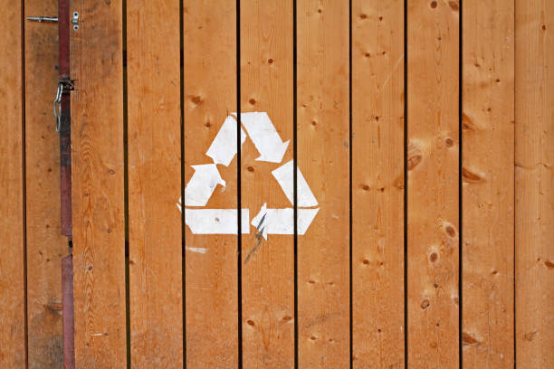 istock Wooden door with recycle sign 1184707657