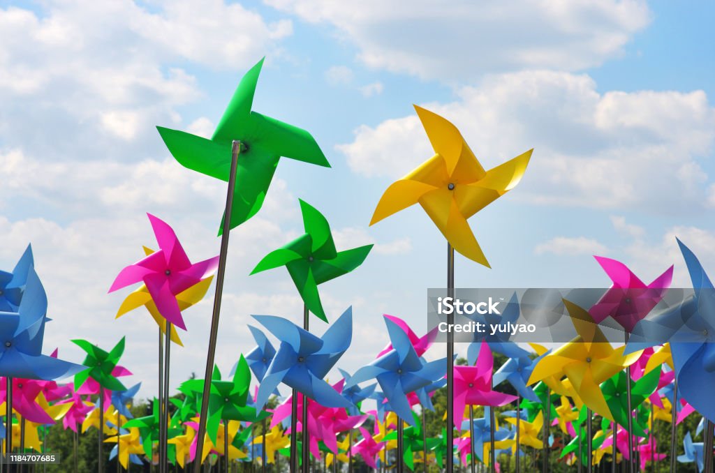 Girandole Colorate Per Bambini Nel Cielo Blu Con Nuvole - Fotografie stock  e altre immagini di Girandola - iStock
