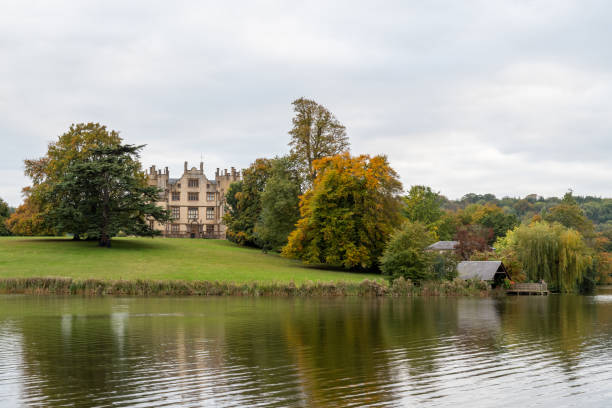 schloss sherborne - sherburne lake stock-fotos und bilder