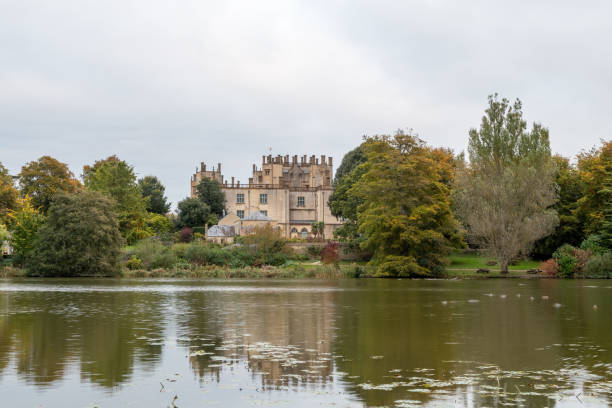 schloss sherborne - sherburne lake stock-fotos und bilder