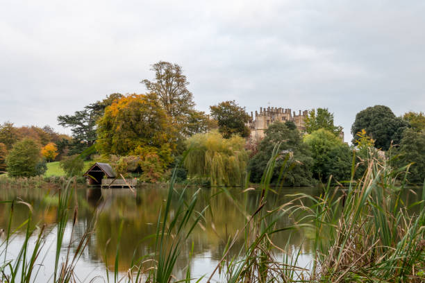 schloss sherborne - sherburne lake stock-fotos und bilder