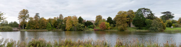 schloss sherborne - sherburne lake stock-fotos und bilder