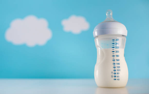 garrafa de leite para o bebê. - human nipple fotos - fotografias e filmes do acervo