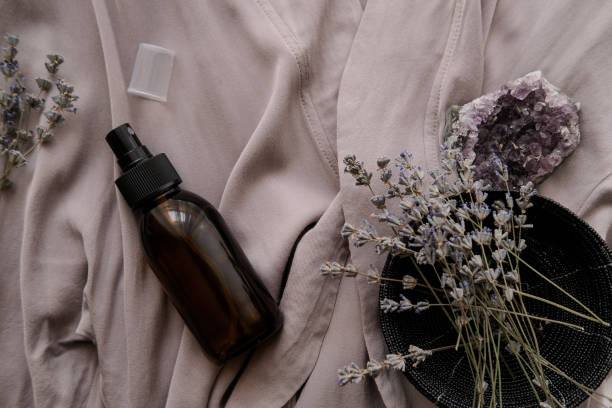 botella de vidrio marrón con cosméticos orgánicos - perfume bottle scented cosmetics fotografías e imágenes de stock