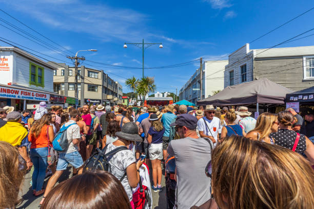 persone che si godono una giornata di sole al newtown vintage market di wellington, in nuova zelanda. - city cheerful urban scene happiness foto e immagini stock