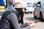 frau-tippt-und-benutzt-ihr-smartphone-au