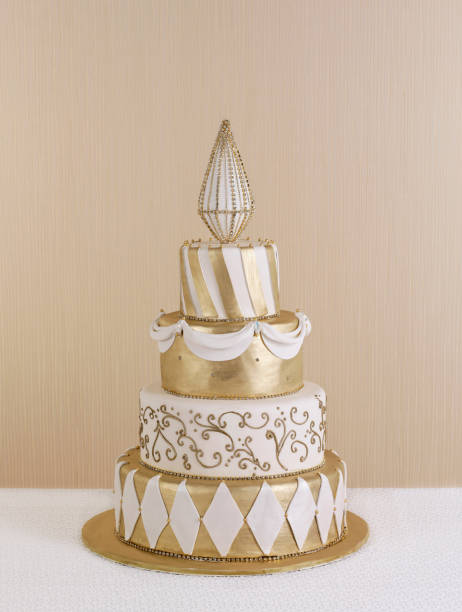 巨大なウェディングケーキ - cake yellow sweet food banquet ストックフォトと画像