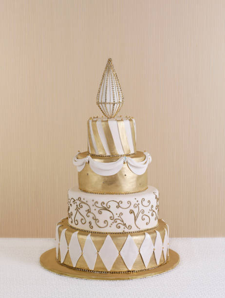 bolo de casamento enorme - cake yellow sweet food banquet - fotografias e filmes do acervo