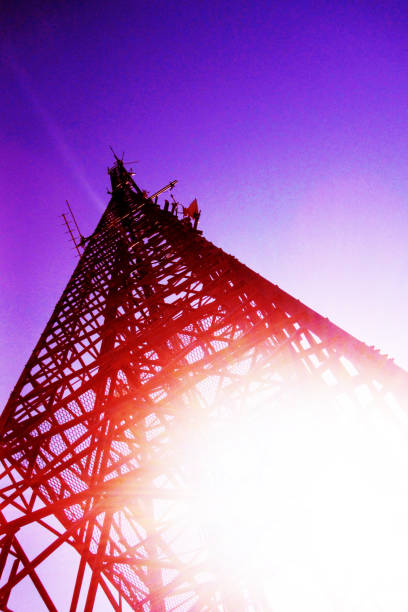 torre de comunicaciones - moody sky audio fotografías e imágenes de stock