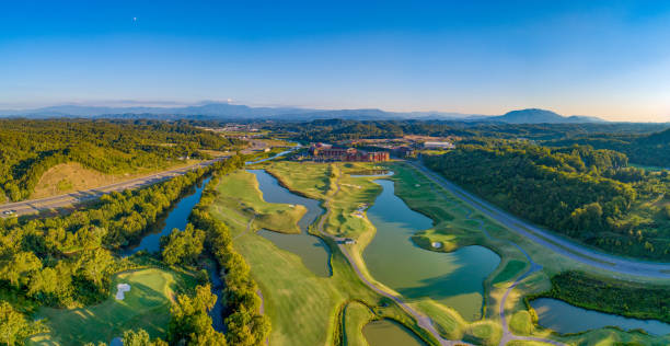 sevierville, tennessee, usa drone skyline panorama - gatlinburg foto e immagini stock