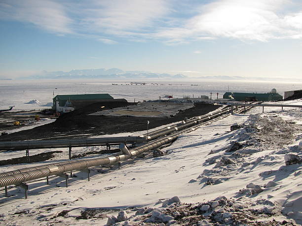 mcmurdo-station, der antarktis - airfield mountain snow airport stock-fotos und bilder