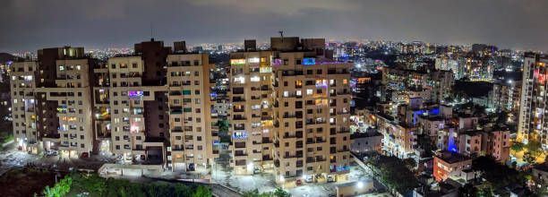 wachsende asiatische städte - nachtansicht von pune city, indien - bangalore india business building exterior stock-fotos und bilder