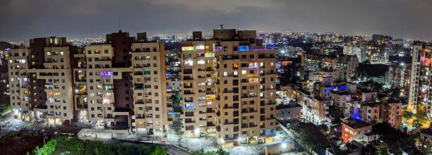 città asiatiche in crescita - vista notturna di pune city, india - bangalore india business building exterior foto e immagini stock