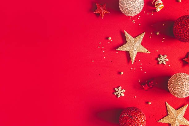 クリスマスの作文。赤い背景に黄金と赤の装飾。クリスマス、冬、新年のコンセプト。フラットレイ、トップビュー、コピースペース - christmas tree decoration ストックフォトと画像