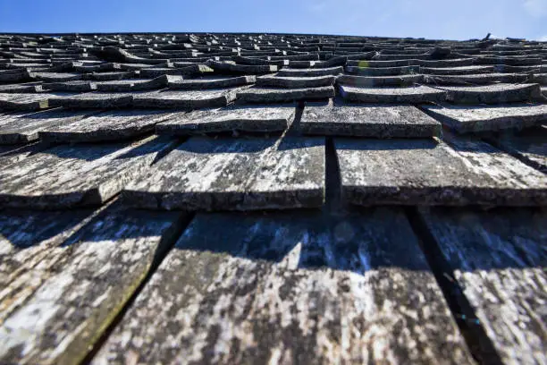 The old wooden roof is made of a large number of small wooden plates to protect the building from rain and other rainfall.