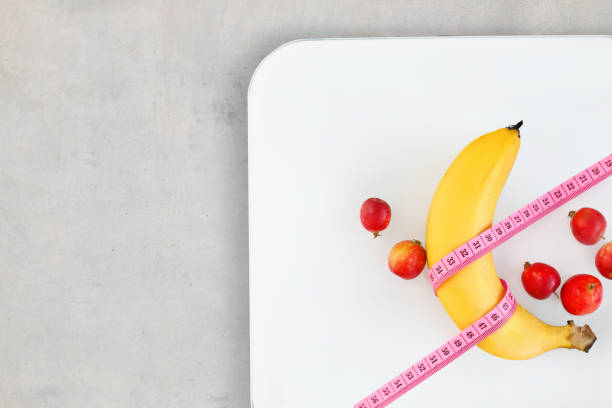 dieta com banana - weight scale apple comparison balance - fotografias e filmes do acervo