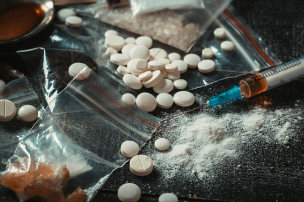 어두운 테이블에 하드 약물. 마약 주사기 및 조리 된 헤로인 - narcotic medicine addiction addict 뉴스 사진 이미지