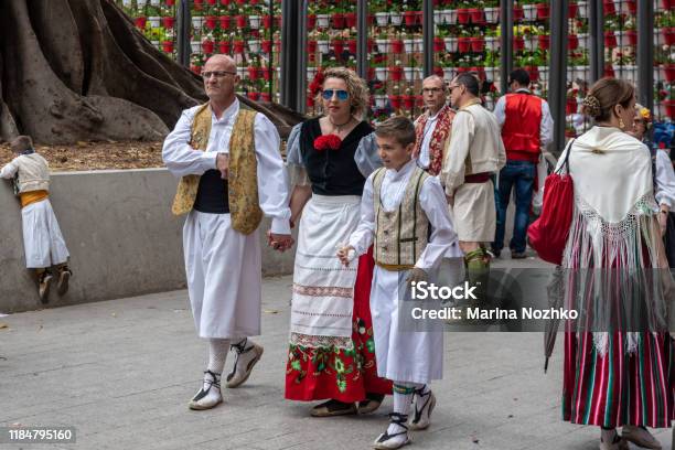 Una Familia Con Ropa Tradicional De Vacaciones Campesina Caminando En La Plaza Durante El Festival De Primavera De Bando De La Huerta En Murcia España El 23 De Abril De 2019 Foto de stock y más banco de imágenes de Acontecimiento