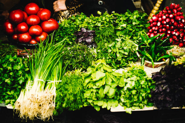 ervas e vegetais em uma tenda do mercado em geórgia - built structure green business city - fotografias e filmes do acervo