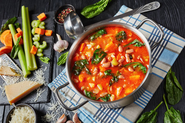 borlotti-bohnensuppe mit sellerie, gemüse, spinat, parmesan und tomaten - feuerbohne stock-fotos und bilder