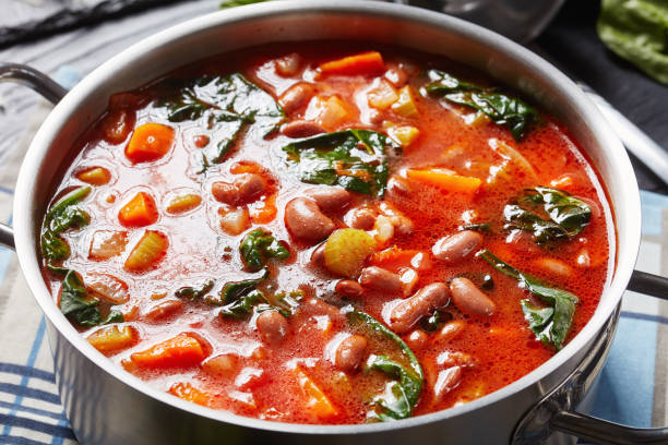 суп из фасоли борлотти с сельдереем, овощами, �шпинатом, пармезаном и помидорами - borlotto bean стоковые фото и изображения