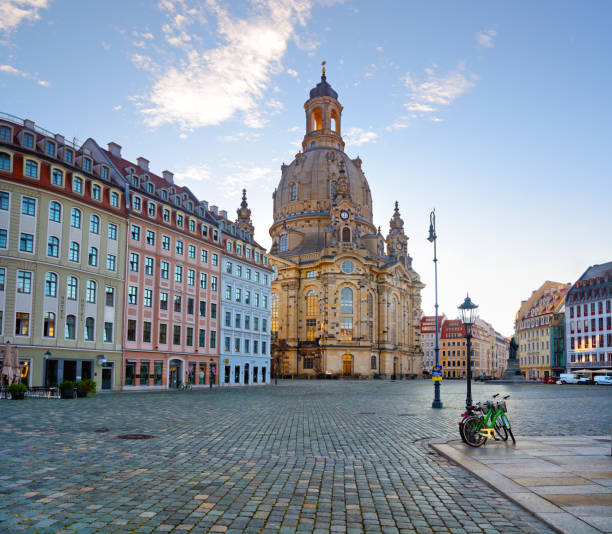 dresdner neumarkter platz bei sonnenaufgang - sachsen stock-fotos und bilder