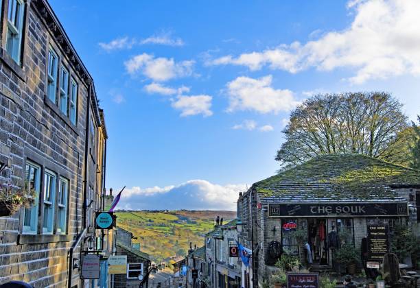 nuages automnaux au-dessus de haworth high street, keighley, bradford, west yorkshire. - haworth photos et images de collection