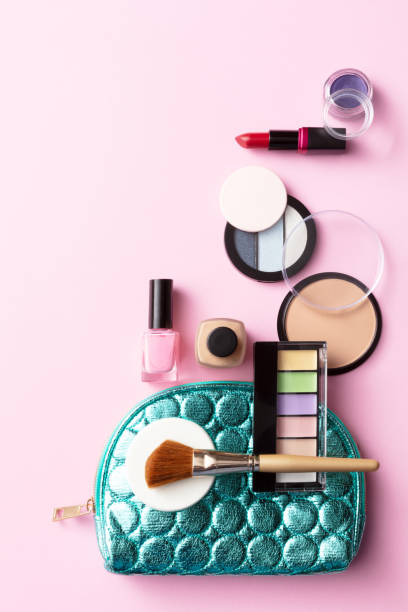 cosméticos: compõem produtos flat lay still life - cosmetic bag - fotografias e filmes do acervo