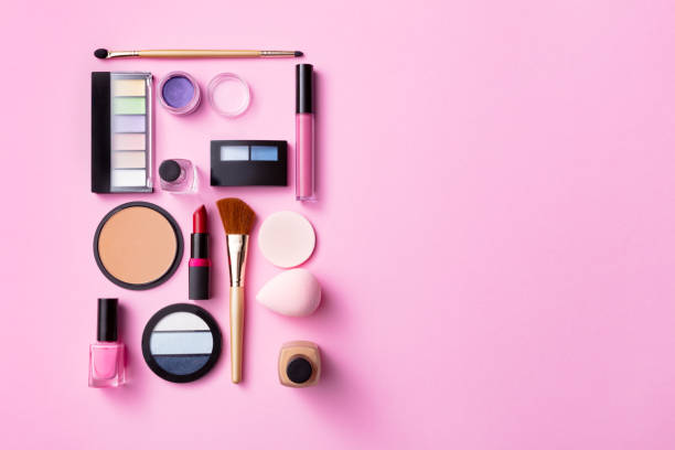 cosmetici: make up products flat lay still life - knolling concetto foto e immagini stock